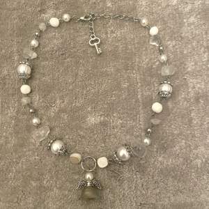 Egentillverkat halsband med olika pärloroch ängel charm
