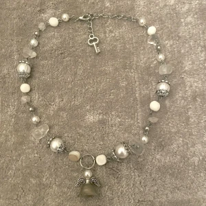 Halsband - Egentillverkat halsband med olika pärloroch ängel charm