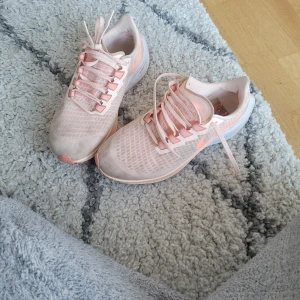 NIKE damskor - Löparskor i ett bra skick, använt ett par gånger.