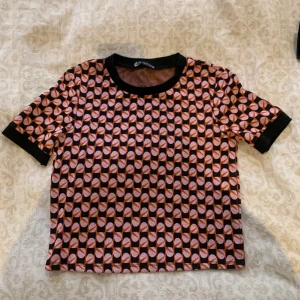 Cool tshirt Zara - Jättemjuk stickad tshirt från Zara, aldrig använd tyvärr. Strl M men passar S också! Så coolt mönster❣️ Kan mötas upp i sthlm eller frakta, hör av dig vid frågor❣️