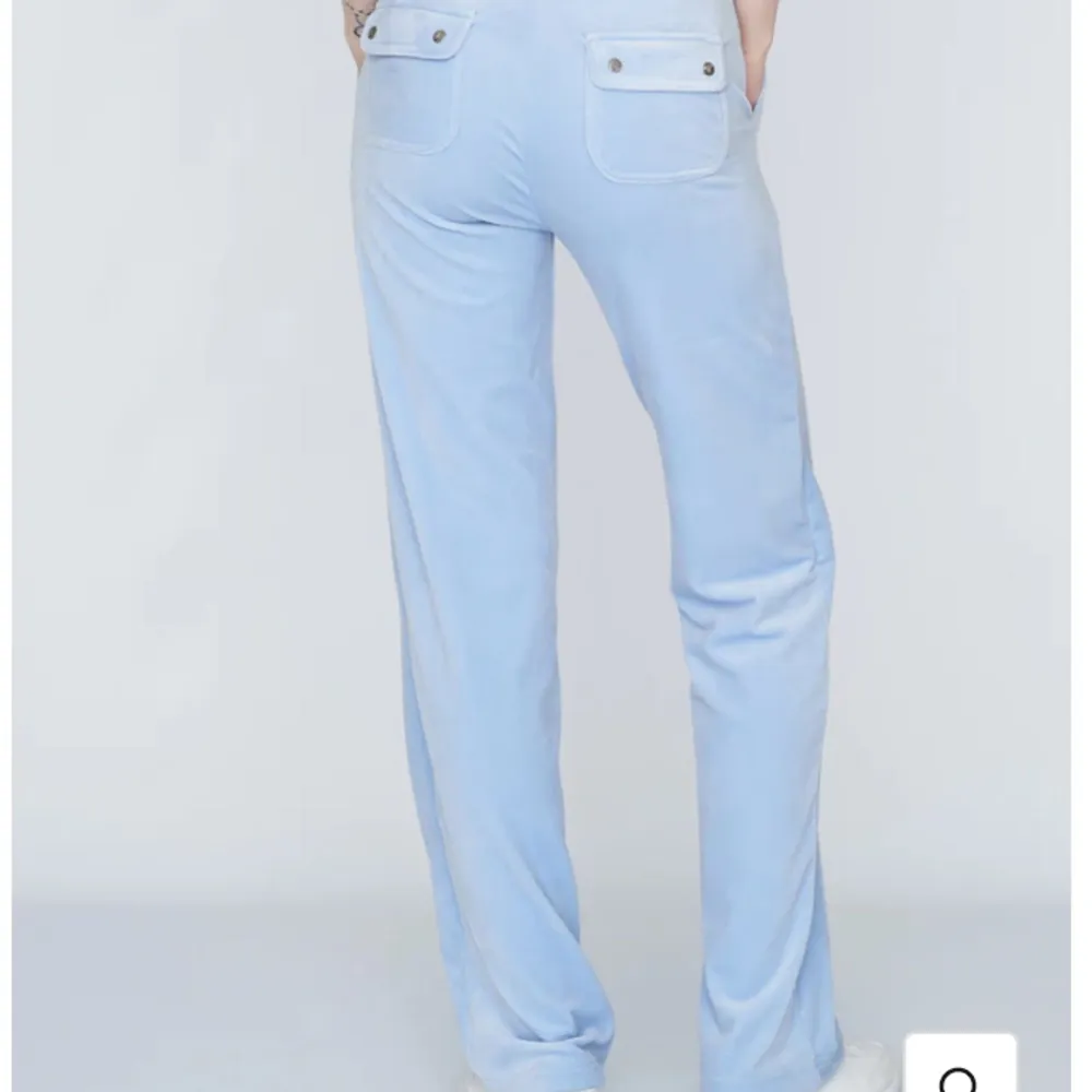 Jag letar efter ett par ljus blåa Juciy byxor i storlek M, om ni har och vill sälja dom för 500-700 kr så får ni gärna höra av er till mig ❤️. Vill ha dom i / bra skick / ej trasiga eller smutsiga. Hör av er så snapt ni kan❤️. Storlek M///////Tack ❤️. Jeans & Byxor.