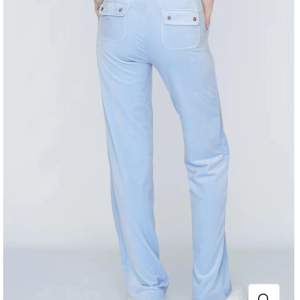 Jag letar efter ett par ljus blåa Juciy byxor i storlek M, om ni har och vill sälja dom för 500-700 kr så får ni gärna höra av er till mig ❤️. Vill ha dom i / bra skick / ej trasiga eller smutsiga. Hör av er så snapt ni kan❤️. Storlek M///////Tack ❤️