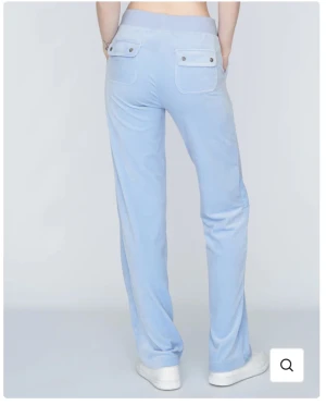 Söker ljus blåa juicy byxor  - Jag letar efter ett par ljus blåa Juciy byxor i storlek M, om ni har och vill sälja dom för 500-700 kr så får ni gärna höra av er till mig ❤️. Vill ha dom i / bra skick / ej trasiga eller smutsiga. Hör av er så snapt ni kan❤️. Storlek M///////Tack ❤️