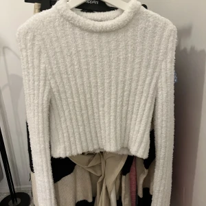 Fluffig tröja - Vit långärmad tröja med ribbat tyg. Superskön som både vardagsplagg och mjukisplagg. Köparen står för frakt