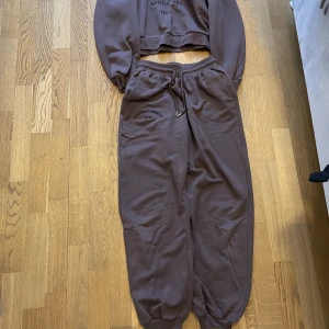 Brunt mysset - Brun mysset från Nelly. Som nytt. Byxor small och tröja XS.