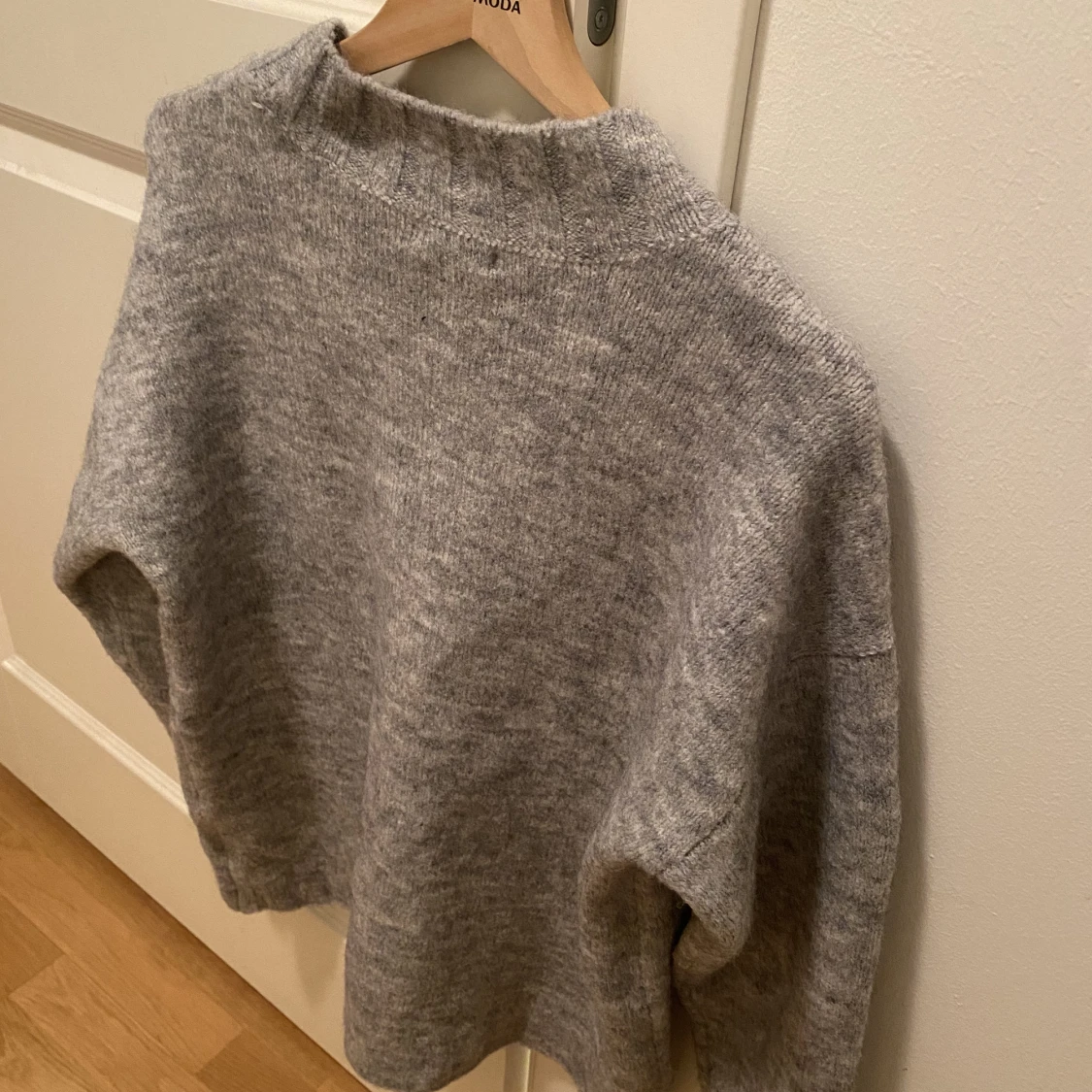 Grå stickadtröja - 91