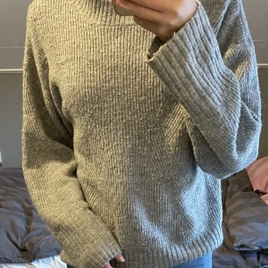 Tröja från lindex - En grå stickad tröja från Lindex barn i storlek 164. Tröjan är lite nipprig men annars i bra skick