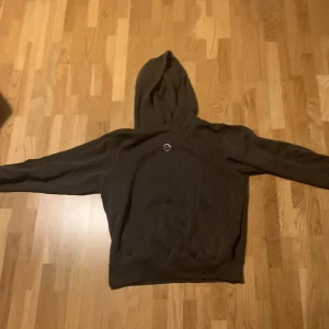 Nike hoodie - Brun hoodie från Nike. Den är i bra skick och har inte används alls mycket. Storlek XS men är lite stor i storleken. 