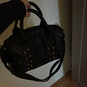 Väska med nitar  - Jätte snygg svart väska med gulddetaljer 😍