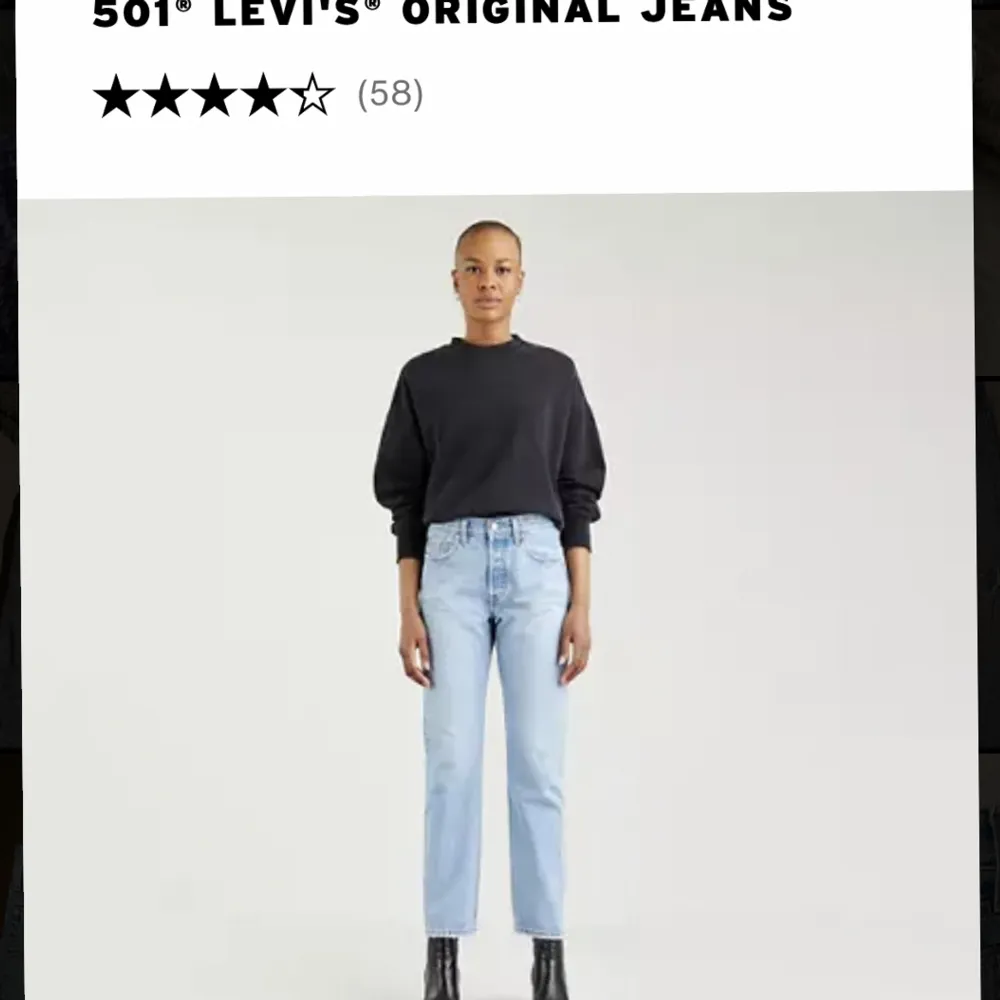 Ljusblå Levis jeans strl W26 L30  Rak modell ”mom-fit”  Använda men fint skick, kan skicka fler bilder om det önskas! Nypris 1249 sek  Köpare står för frakt. Jeans & Byxor.