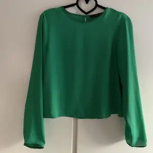 Blus i en härlig grön färg från Zara i storlek medium men är mer en XS/S  