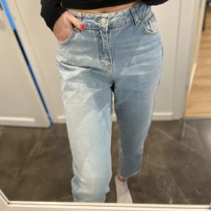 Baggy lite kortare jeans - Ankellängd, baggy upptill och slitna ändar. Supersnygga, nästan aldrig använda💙  Har två par, strl 36&40