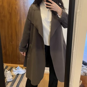 Grön kappa  - Mysig grön kappa i avslappnad stil från Vila i storlek M