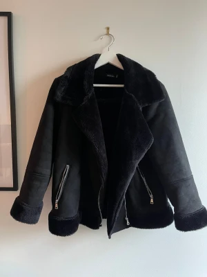 Teddy jacka boohoo - Nyskick!  Rensar ut garderoben med många oanvända plagg! Kika in på min profil 🌟