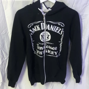 Jack Daniels Fleece - En fleece med Jack Daniels tryck! Uppskattar till storlek XS-S