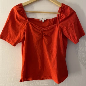 Kortärmade tröja - Kortärmad tröja som man kan ha off shoulder, märket är Hampton 27 republic 💕🤍