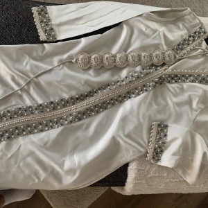 Marockans klänning - Marockansk koftan, handgjord väldigt fin och använd ett par timmar. Fint material och fina detaljer. 