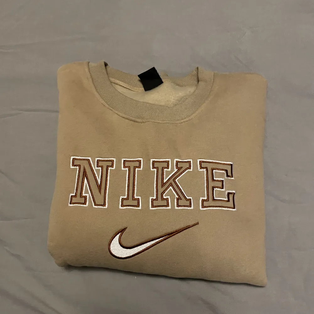 Brun Nike tröja i storlek M. Använd 1 gång, säljer då den är för stor. . Hoodies.