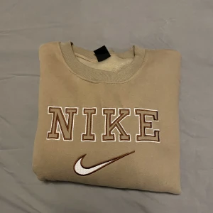 Brun Nike sweatshirt  - Brun Nike tröja i storlek M. Använd 1 gång, säljer då den är för stor. 