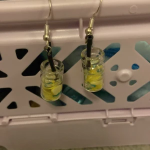 Örhängen  - Med annanaser i  De är nickel fria och så fina 🍍🍍🍍🍍🍍🍍🍍🍍🍍🍍🍍🍍🍍🍍🍍🍍🍍🍍