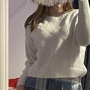 Stickad tröja - Säljer denna fina stickade tröja då den inte kommer till användning. 