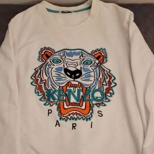 Vitt och blå kenzo paris sweatshirt säljs för 650 kr 