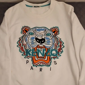 Kenzo paris  - Vitt och blå kenzo paris sweatshirt säljs för 650 kr 