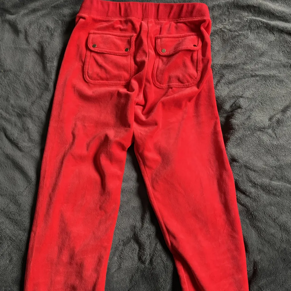 Köpte dessa här på Plick och blev inte nöjd fick bilder på ett nyare byxor men fick hem dessa så säljer nu dom , 100kr . Jeans & Byxor.