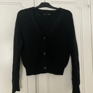 Svart stickad kofta Lager 157 - Svart stickad kofta med knappar från Lager 157 i storlek XS, sällan använd därav väldigt fint skick! obs! Köparen står för frakten 💕