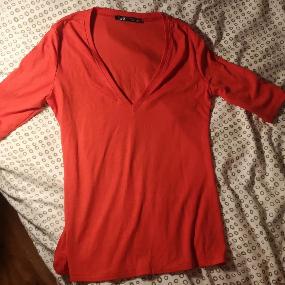 Orange/Röd medellång ärmad tröja från Zara, aldrig använd så den är i bra skick . Tröjor & Koftor.