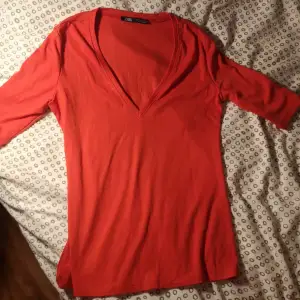 Orange/Röd medellång ärmad tröja från Zara, aldrig använd så den är i bra skick 