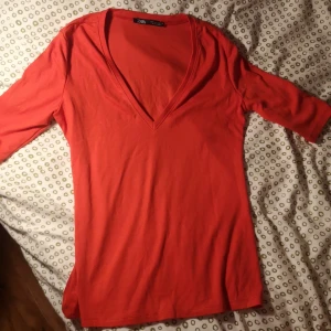 Röd långärmad t-shirt  - Orange/Röd medellång ärmad tröja från Zara, aldrig använd så den är i bra skick 