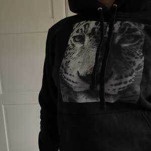 Säljer nu min hoodie från thecoolelephant, knappt använd och i bra skick. Säljer för 150kr + frakt och är i storlek S.