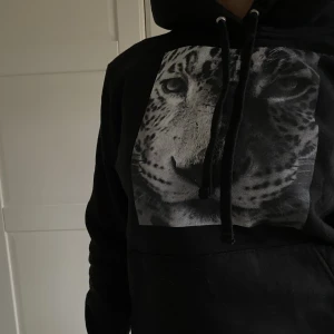 Hoodie från thecoolelephant - Säljer nu min hoodie från thecoolelephant, knappt använd och i bra skick. Säljer för 150kr + frakt och är i storlek S.