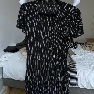 Jättefin klänning  - Så fin klänning från bikbok, använd några gånger men är i ett fint skick, inga hål eller liknande. Storlek XS