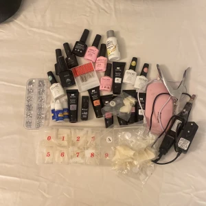 Nagelförlängningskit - Allt du behöver för att göra nagelförlängning hemma: allt tillsammans är köpt för >2000kr Nageltippar Base top coat/ matt Gel i olika färger Uv lampa Elrktrisk fil Lim o mycket mer 