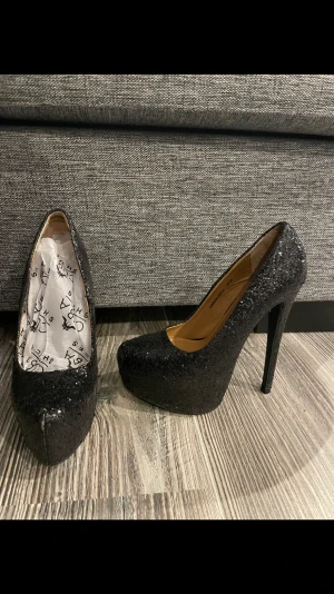 Svarta glittriga klackar  - Fina fest högklackar, använda 2/1 gång och de är rena och perfekta att festa i , märke : cuba 