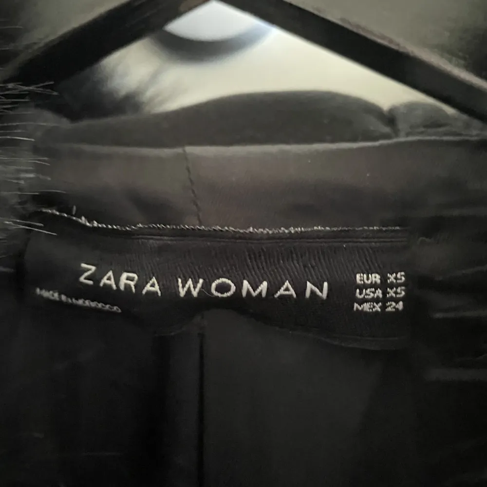 Svart kappa med luva från Zara. Jackor.