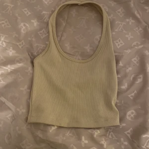 Halter topp - Söt halter topp ifrån H&M använd 1 gång. Frakt tillkommer! ❤️