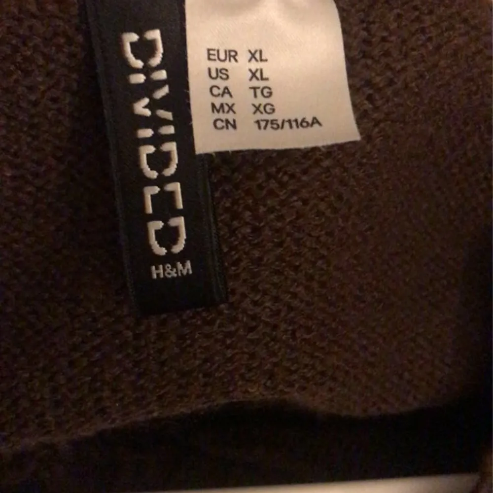 Detta är en brun stickad tröja, tröjan kommer från Divided/h&m. Jag har använt den här tröjan 3 gånger så den är ganska ny. ( köparen står för frakten)  Står XL men jag upplever den mer som L/M.. Stickat.