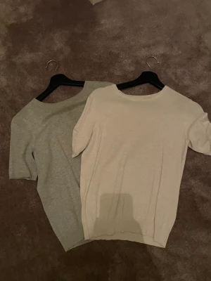 Fina stickade tshirt - Två superfina stickade tshirt, säljs tillsammans, båda för 250kr
