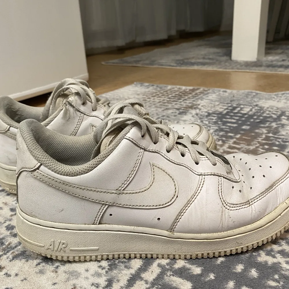 Säljer dessa nike air forces i storlek 39. Har slitningar. Kommer att renas innan paketet skickas iväg. Frakt tillkommer!. Skor.