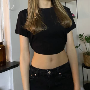 Svart topp  - Svart topp från NA-KD i storlek small💕