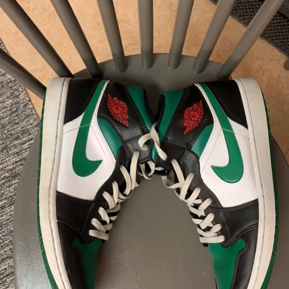 Säljer mina air Jordan 1 mid green toe. Storlek 46. Låda och kvitto finns. Pris kan diskuteras . Skor.