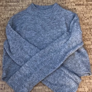 Stickad tröja  - Grå stickad tröja, lite croppad, väldigt mysig. Pris kan diskuteras 