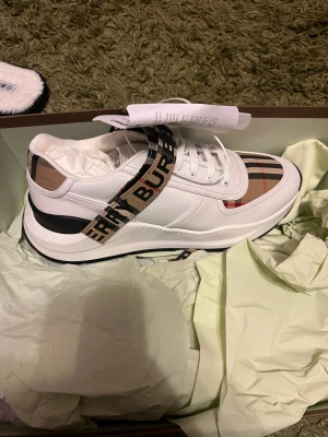Burberry skor - Helt nya i kartong och allt Aldrig använda Fick i present, ordinarie pris 6300kr 