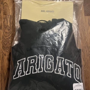 Helt ny hoodie från Axel Arigato - Helt ny och oanvänd. Köpt för 1700. Storlek S men är ganska stor i storlek. 