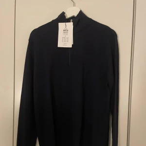 Marinblå halfzip - En marinblå halfzip från Selected Homme. Aldrig använd och köpt för 499kr. Köparen står för frakt, pris går att förhandla. 