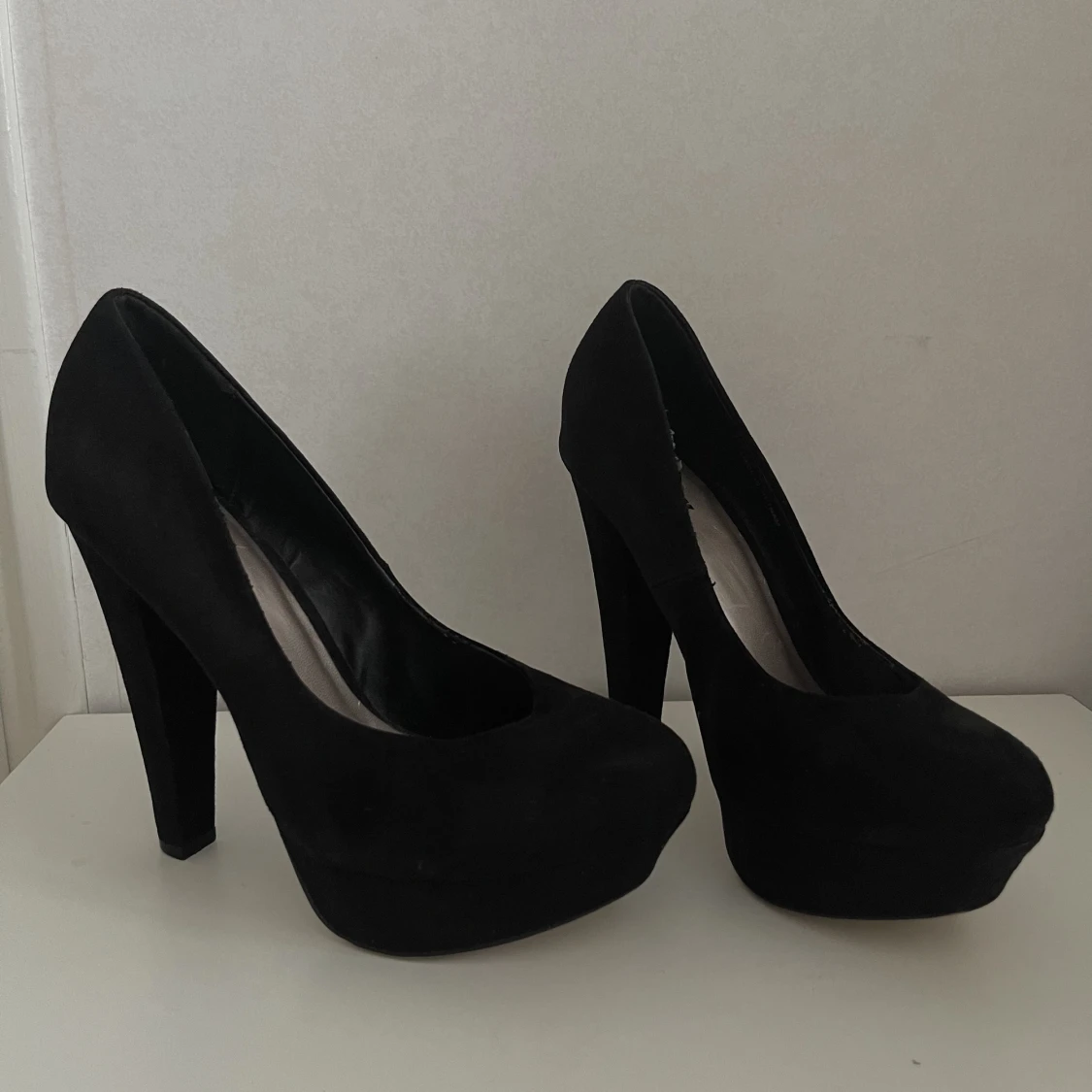 Svarta klackskor med tjock plattå