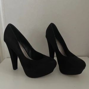 Svarta klackskor med tjock plattå - -